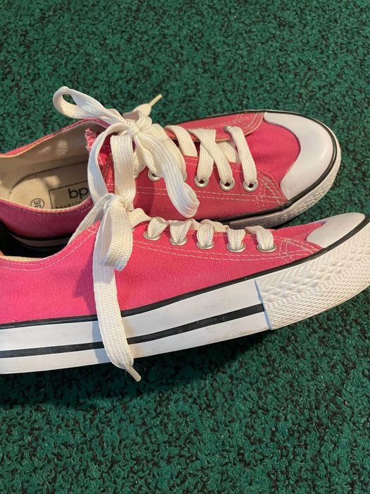 Bonprix brandi krasovkasi ,sifati juda yaxshi hamma yeri but butun