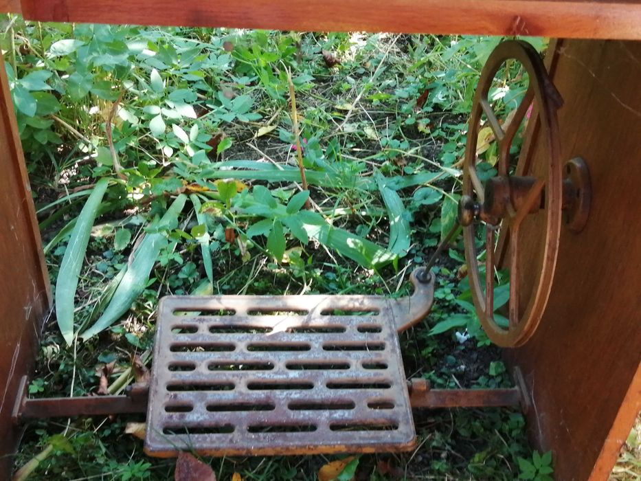 Vând mașină de cusut Veronica, anul 1977, Cugir