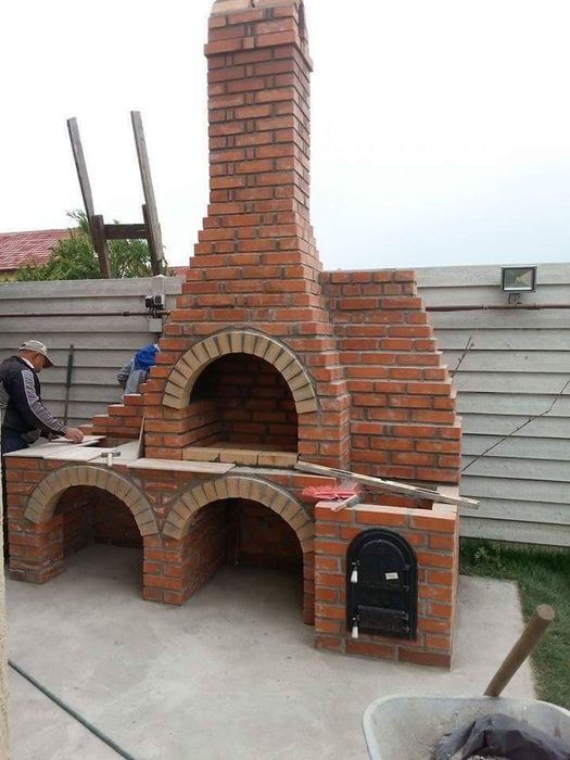 Gratare de curte din cărămidă aparentă.