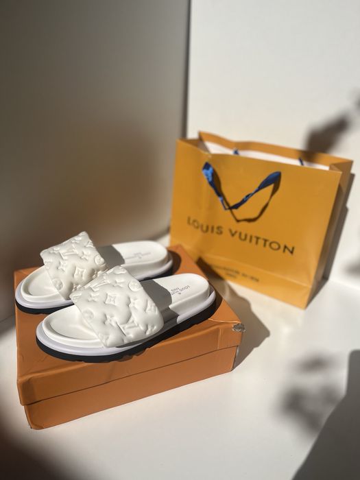 Slapi Louis Vuitton noi la cutie , marimea 38