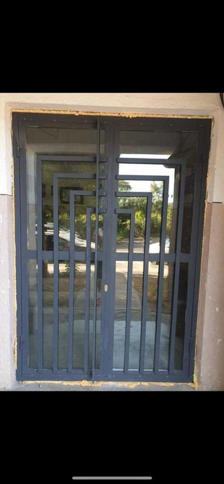 Usi metalice de acces in scara blocului