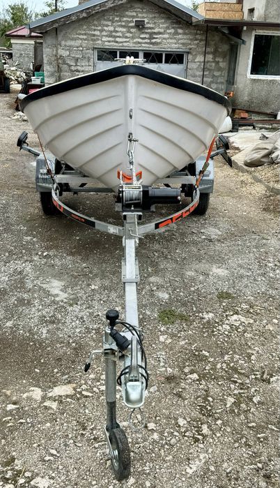 Оборудвана лодка, колесар и двигател