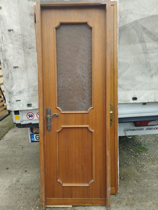 Ușă din lemn masiv