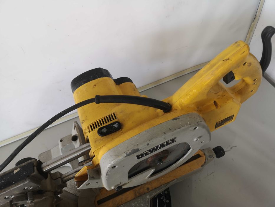 Циркуляр пендула - Dewalt 1200W / 216mm