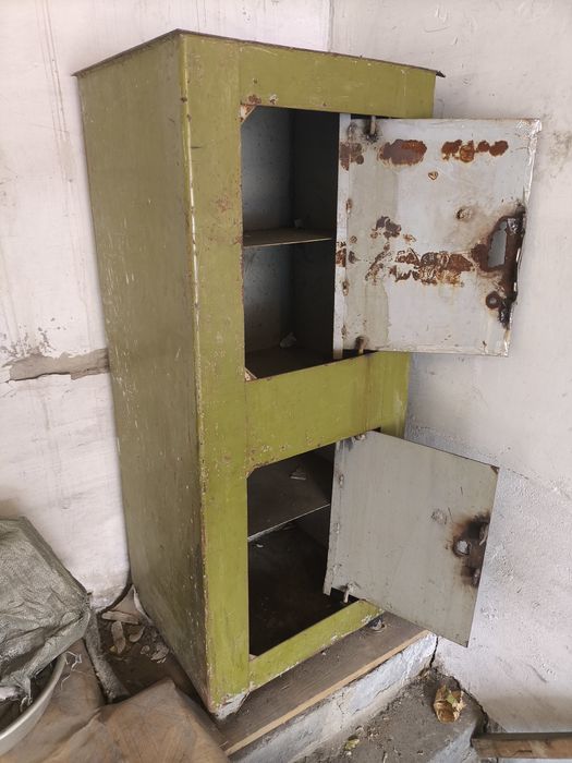 Сейф железный двухсекционный