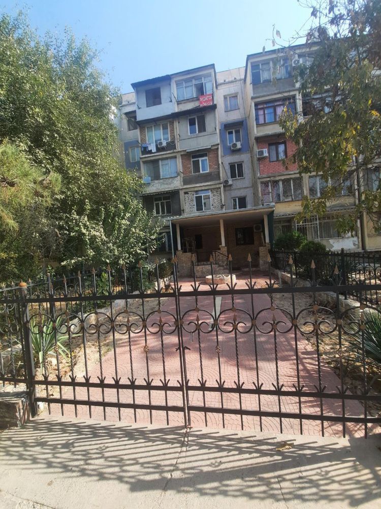 Продаётся квартира переделенная трёх комнатную