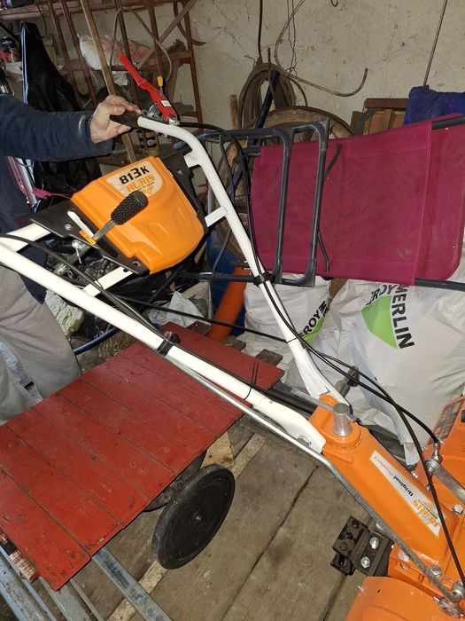 Vând motocultor Ruris cu remorcă