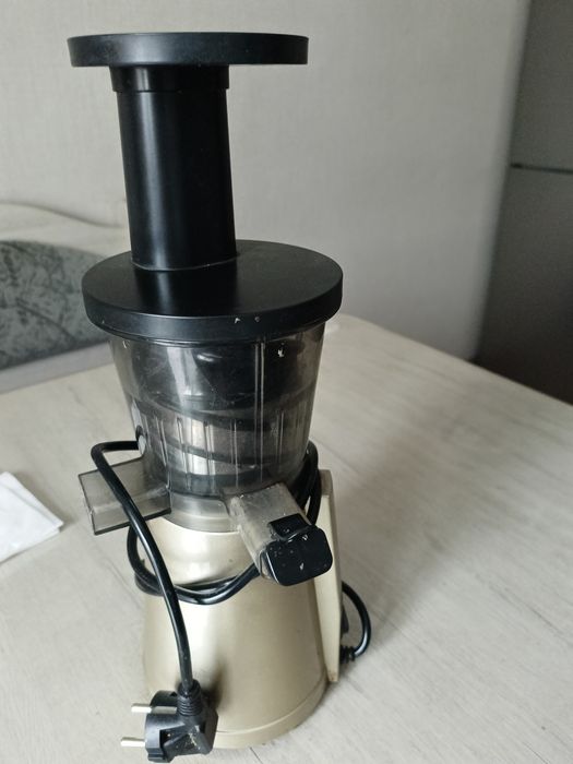 Соковыжималка Редмонд На ЗАПЧАСТИ, сломался один подшипник.