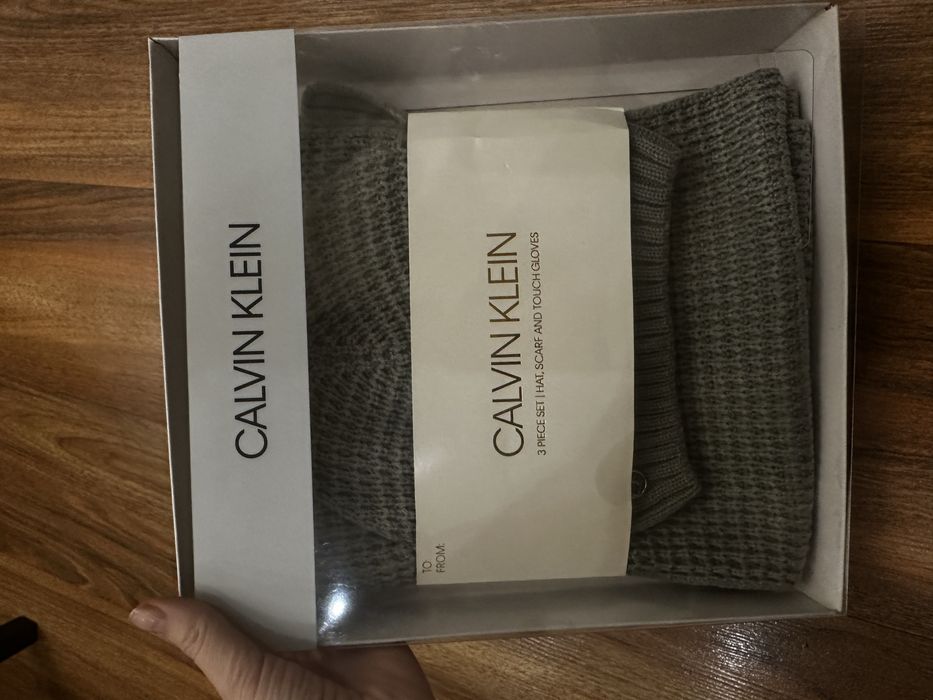 Шапка и шарф от Calvin klein