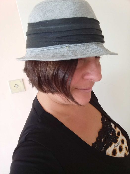 Елегантна шапка сива