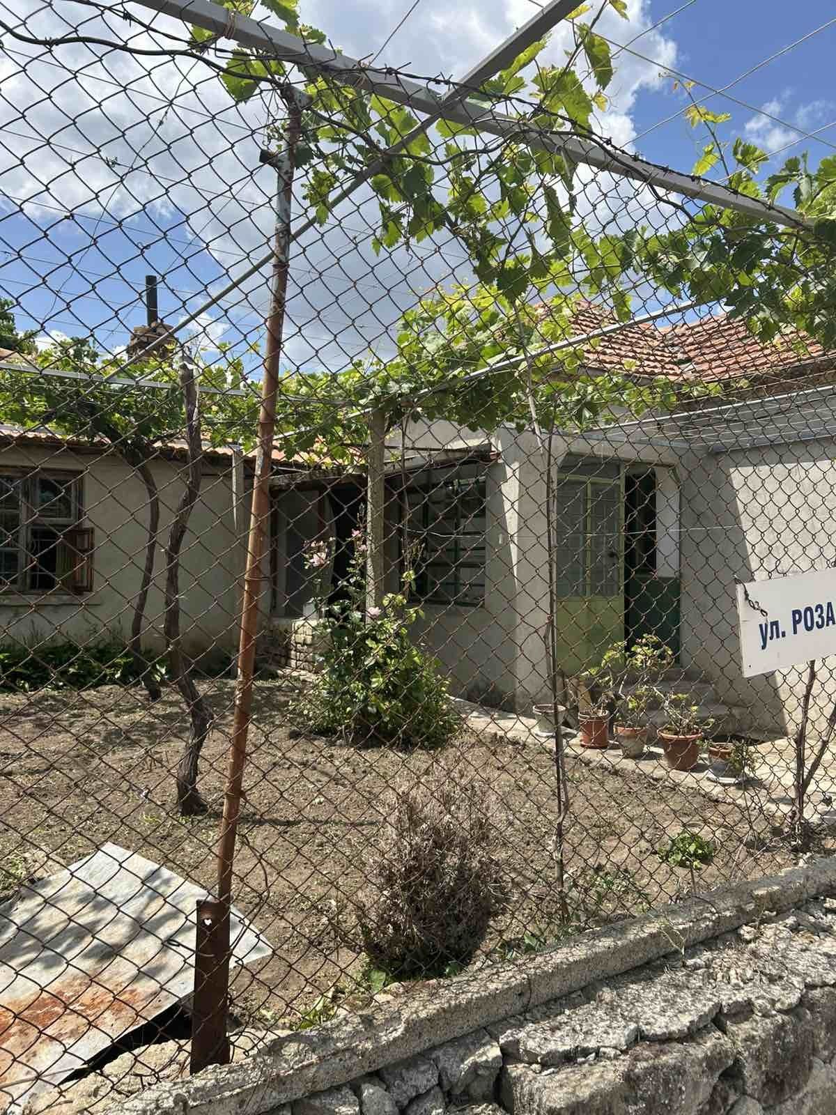 Продавам 2 съседни УПИ в с. Аврен – общо 3 093 кв.м, с постройки и пот