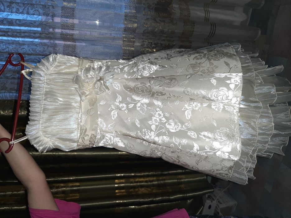 Красивое кремовое платье