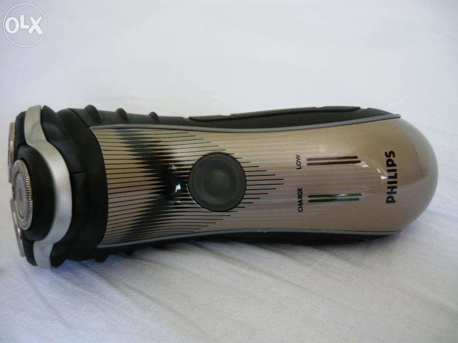 Aparat de ras electric Philips cu acumulator