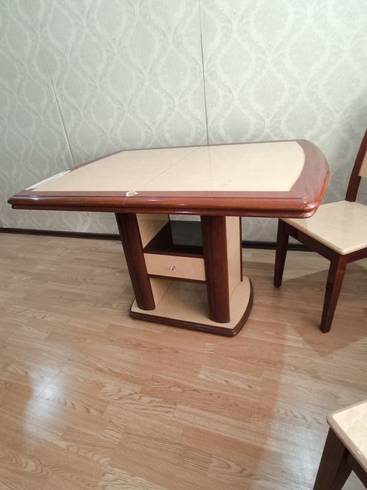 Раздвижной стол в гостиную