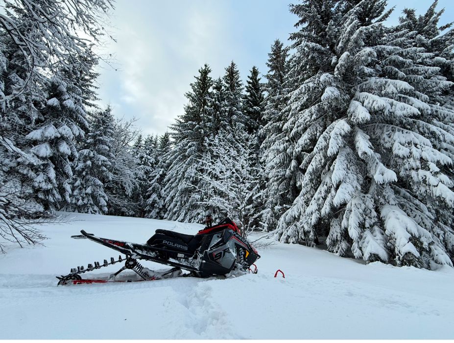 Vand Snowmobil Polaris Khaos 9 R 155 model 2025
