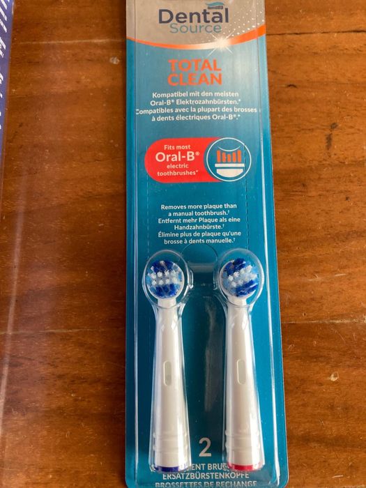 Нова ел. четка Oral B с допълнителни два накрайника