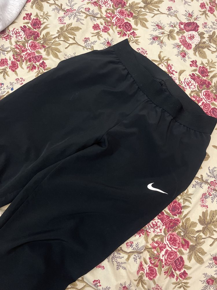 Оригинално долнище на Nike