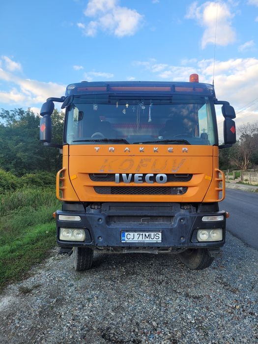 Vând iveco trakker