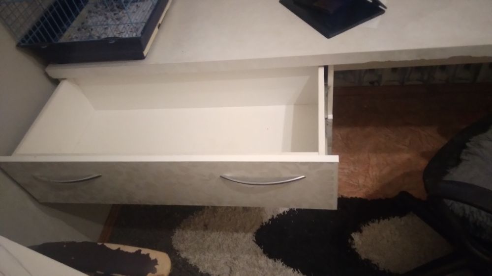 Стол длинный с тремя большими шкафчики и тумбочкой