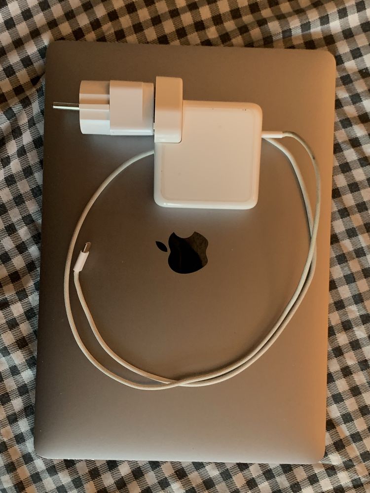 MacBook Pro 13” / Touch Bar/ i7 / 16GB 500GB SSD Много добро състояние