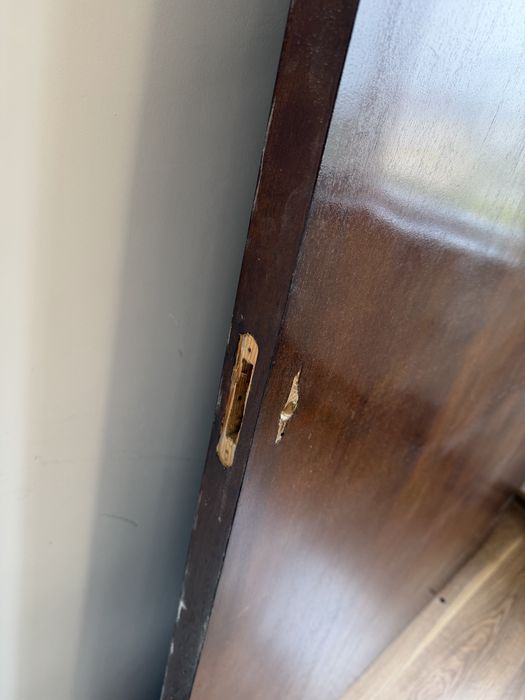 Плъзгаща врата, висяща от тавана.