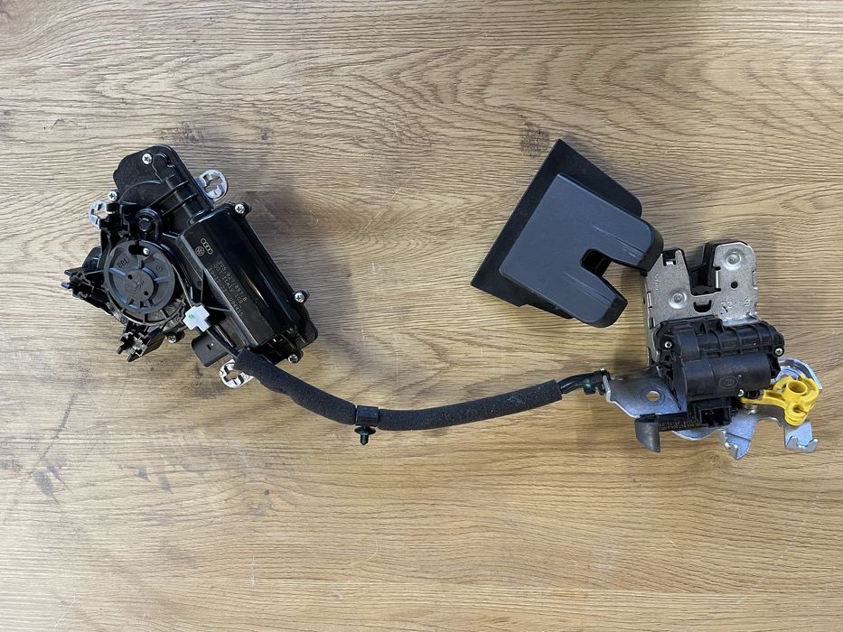 Audi Q5 FY 80A 2023г заден спойлер + части за заден капак