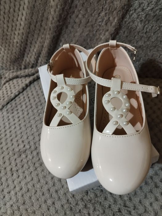 Нови! Лачени обувки 32 номер