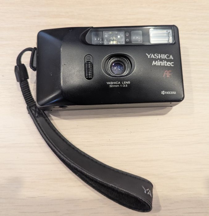 Aparat foto pe film Yashica Minitec AF