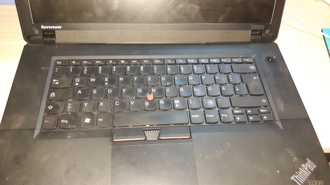 Vand laptop lenovo cu ecran spart