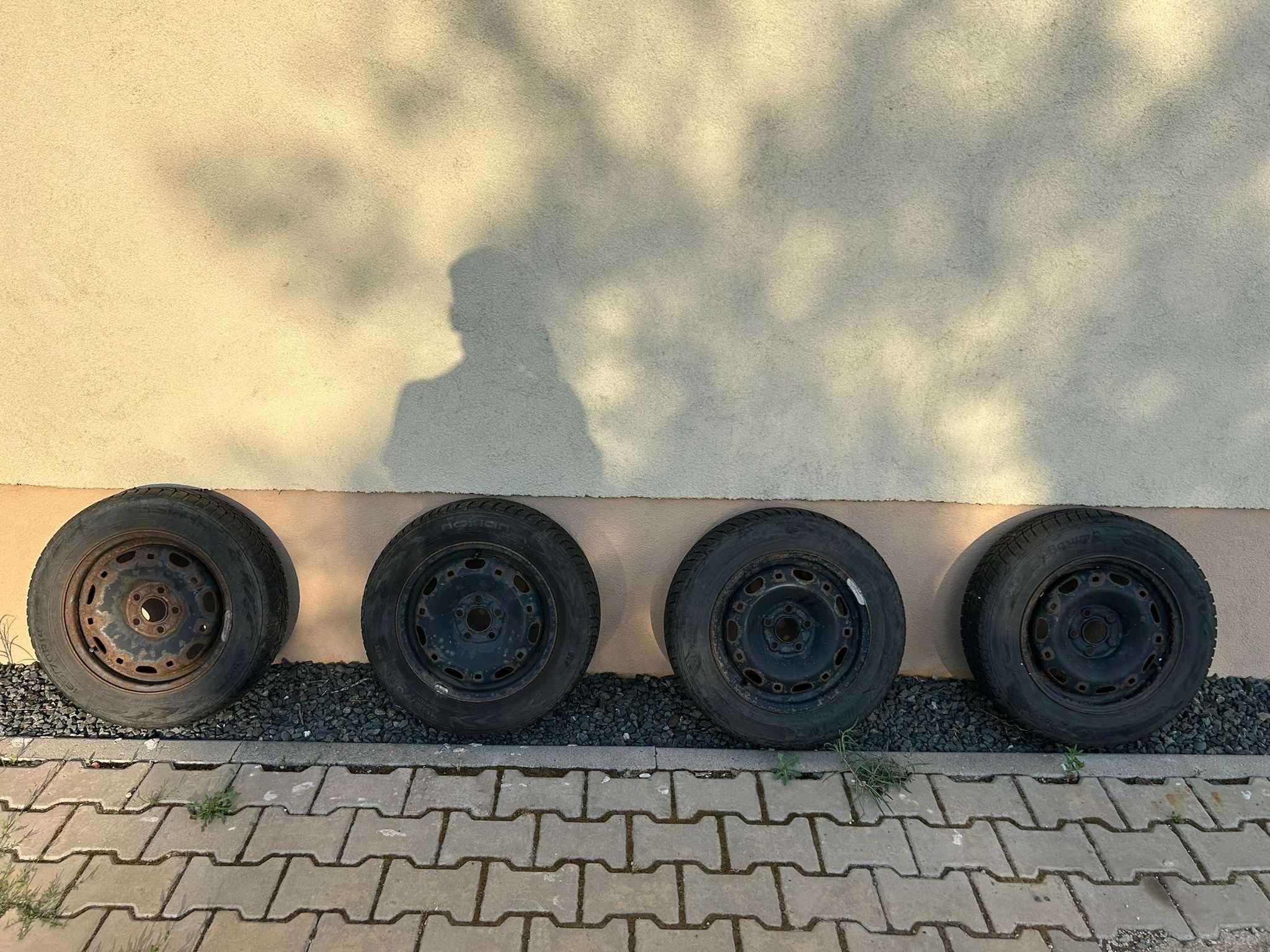 set 4 roti iarna(cauciuc + jante) M+S 165/70/R14(2 nokian + 2  barum)