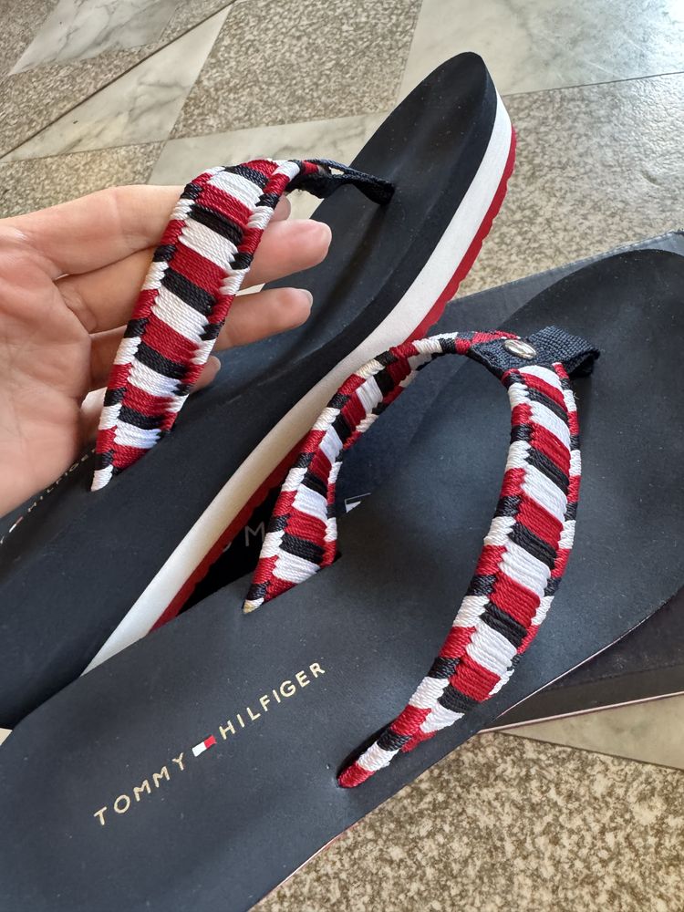 Tommy Hilfiger чехли/джапанки на платформа, 40 номер