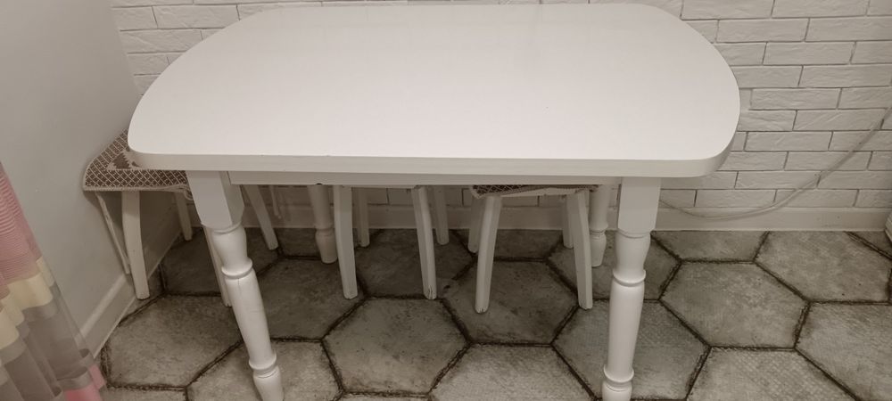 Продам стол кухонный с табуретами