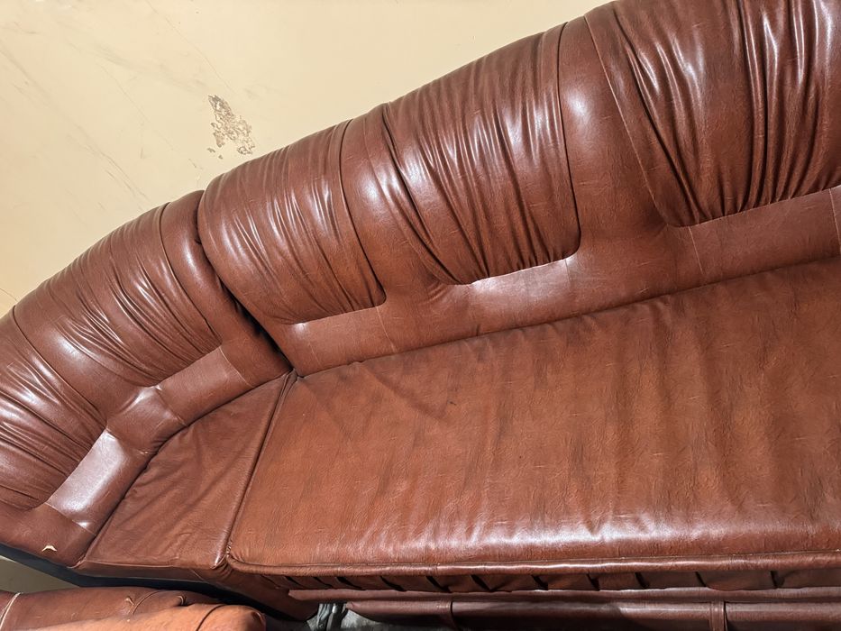 Canapea maro cu colt.