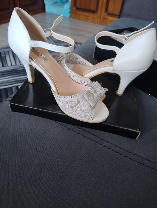 Vând pantofi de mireasa