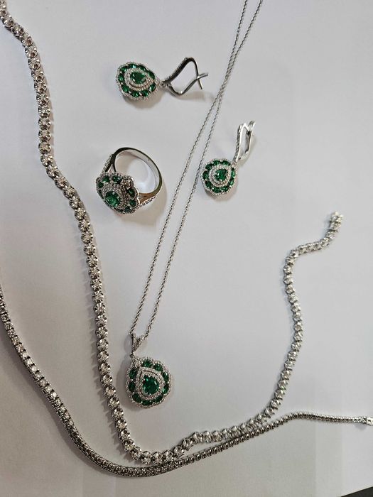 Vand set bijuteri Aur Diamante 18k 62 grame.