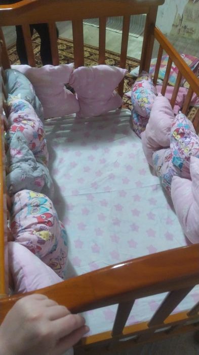 Продам детскую кроватку с бортиками матрасиком