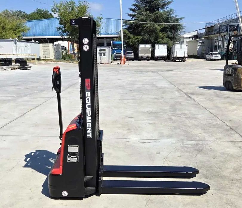 transpalet electric cu catarg stivuitor electric pentru rafturil