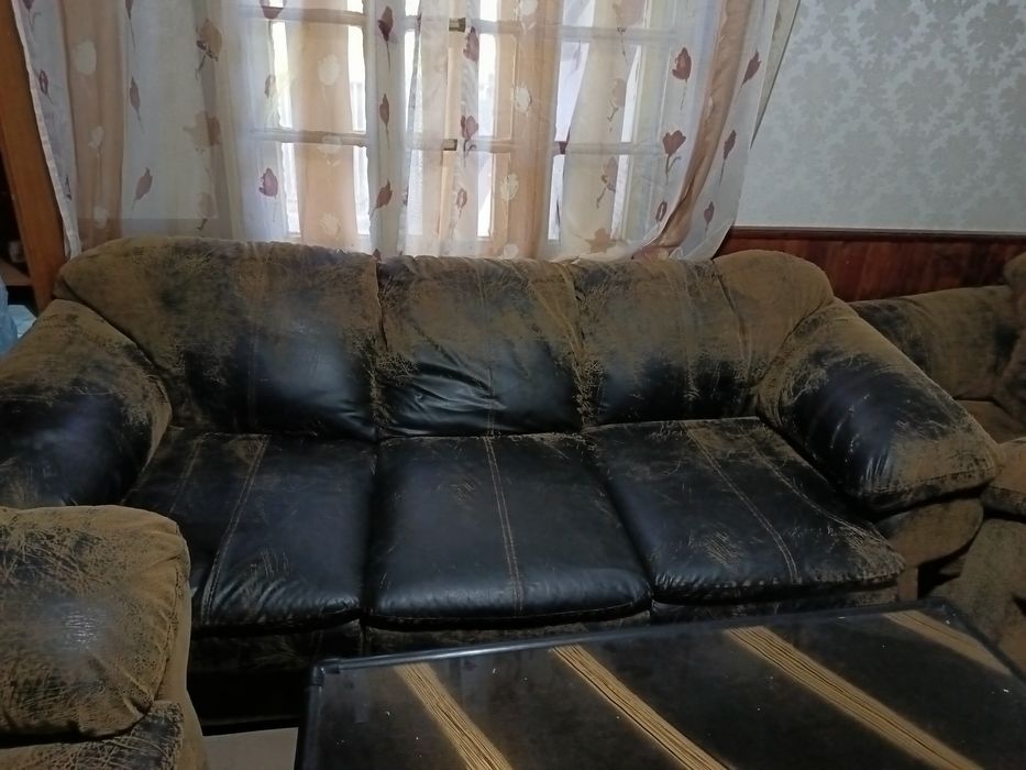 Мека мебел употребявана със следи по нея.