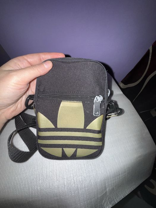 Gentuta de umar purtata dar in stare buna Adidas