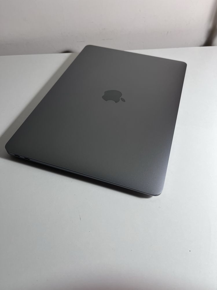 Продаю MacBook Air (M1, 2020)