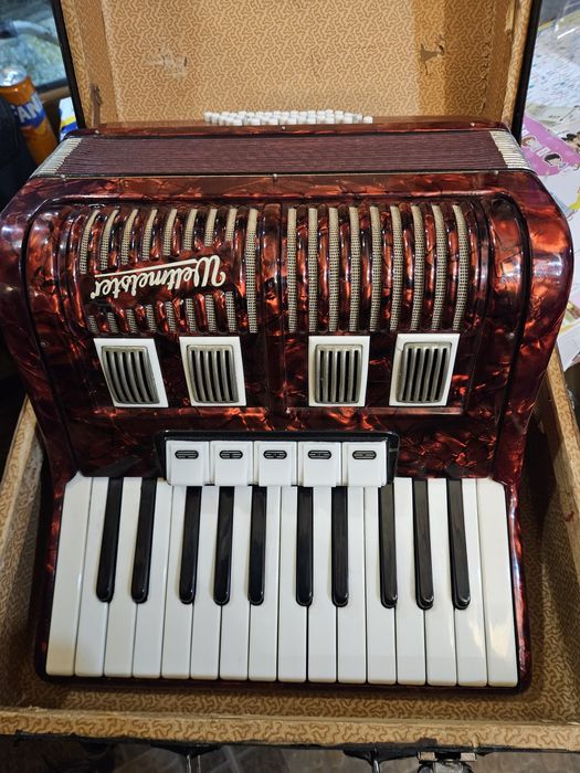 Продавам акордеон Велтмайстер