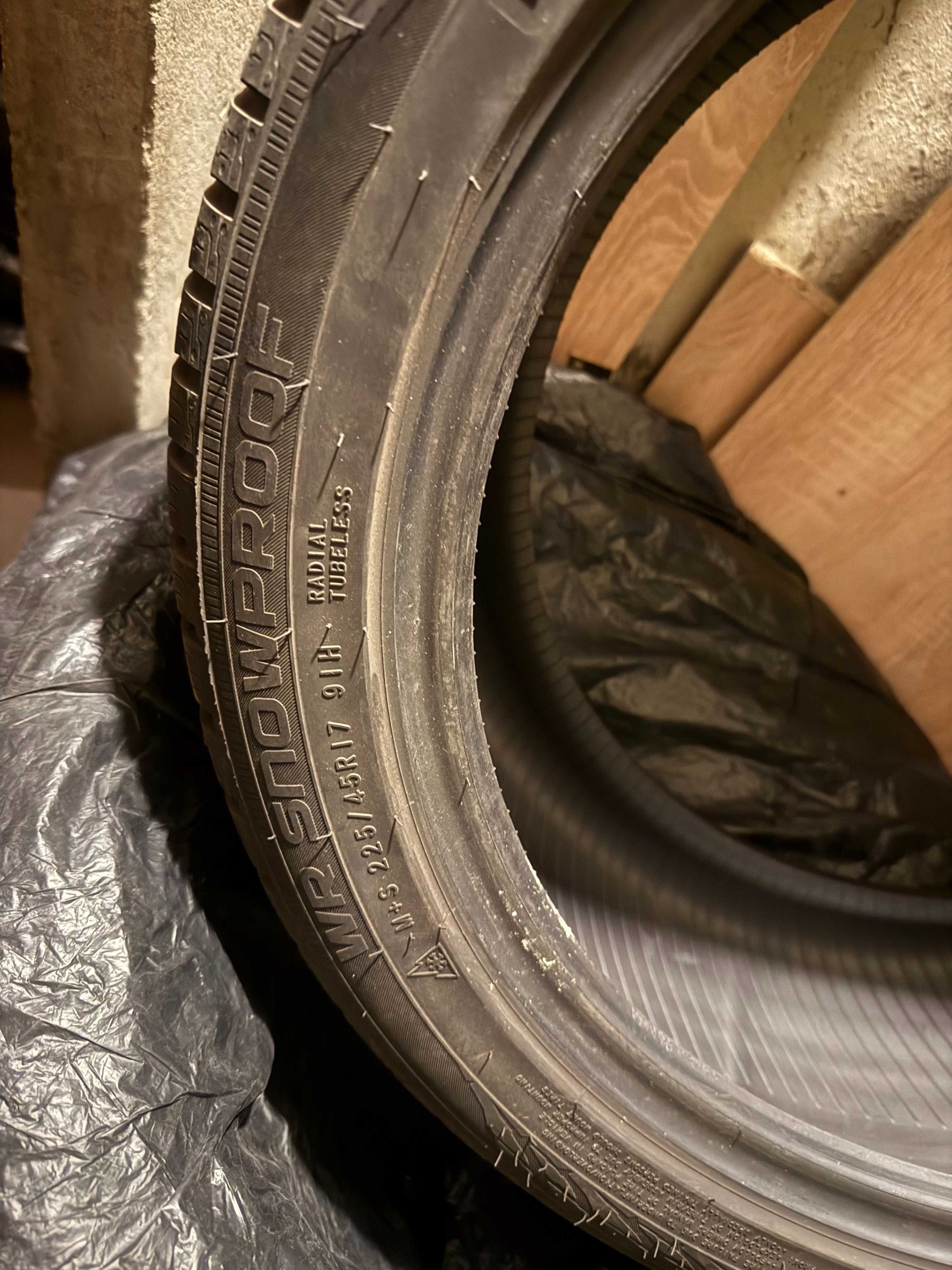 Продавам Зимни Гуми NOKIAN 225/45/17 С Борд На 2 Сезона Запазени