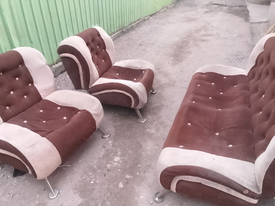 Диван с креслами .