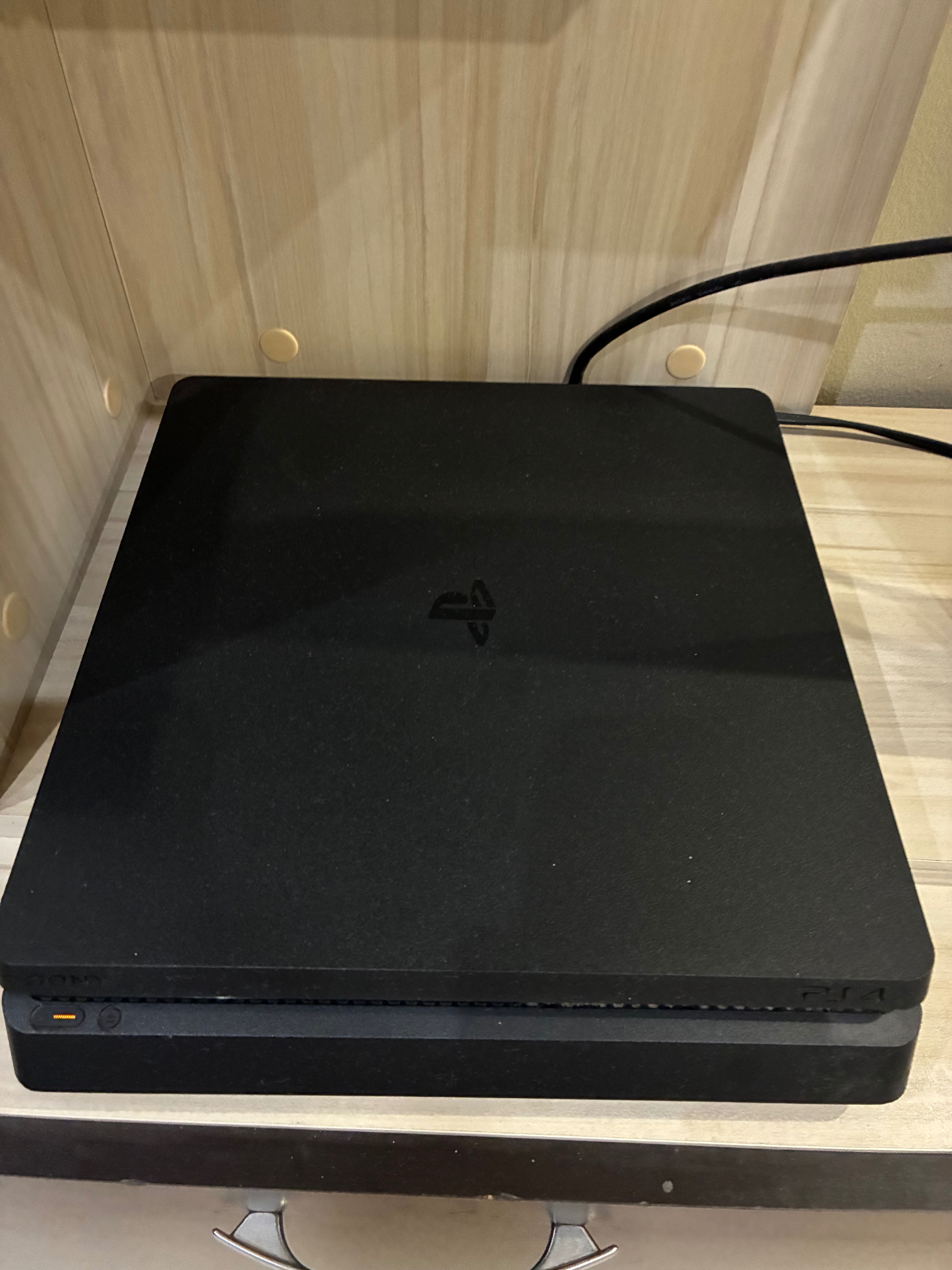 Playstation 4 slim СПЕШНО! може и коментар на цената