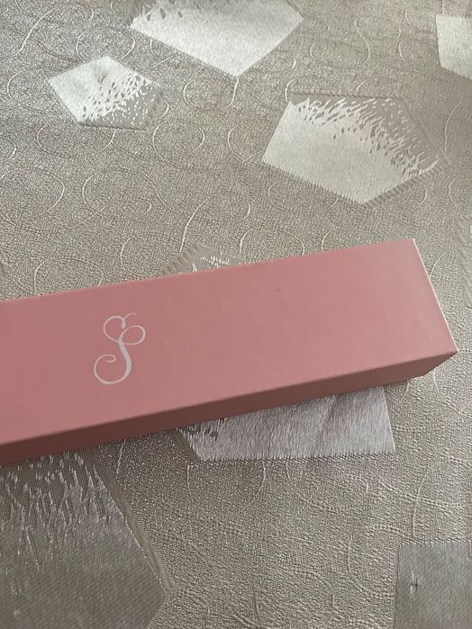 Нежна гривна с камъни