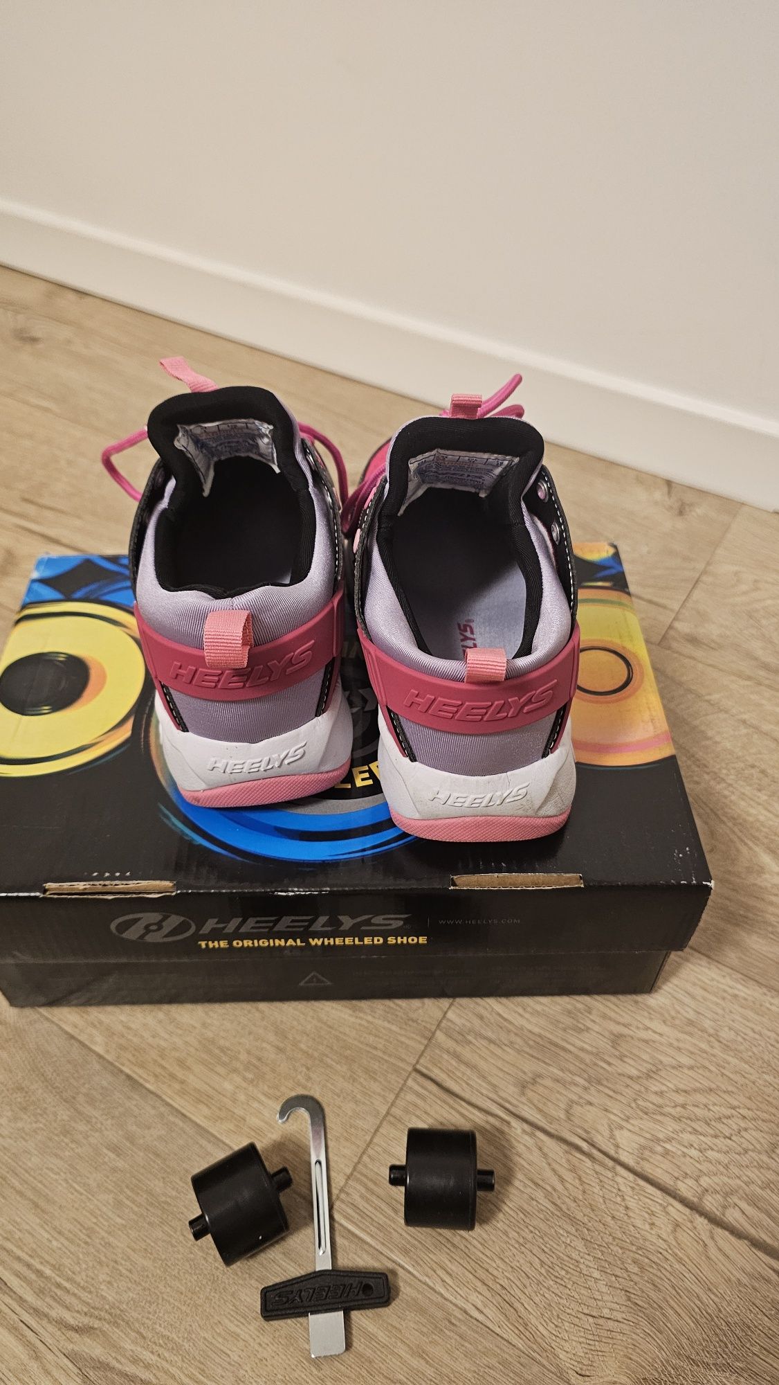 Heelys - adidasi cu roți detasabile, mărimea 34