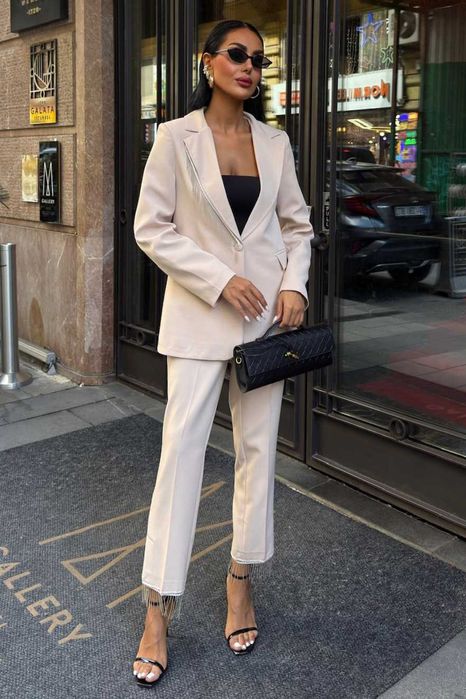 Костюм сако с панталон с детайли от камъни по тях