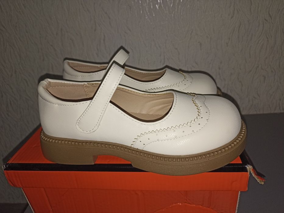 Туфли на девочку.