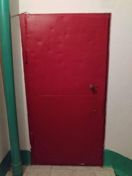 Железный дверь в хорошем состояни