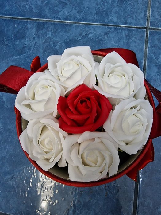 Cos cadou cu trandafiri din sapun si toarta